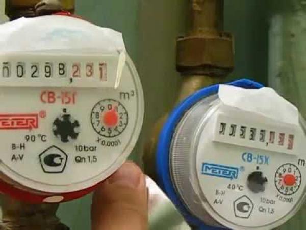 غريب... لصوص يسرقون 13 عدادا للماء دفعة واحدة بطريقة احترافية من داخل عمارة سكنية (صور)